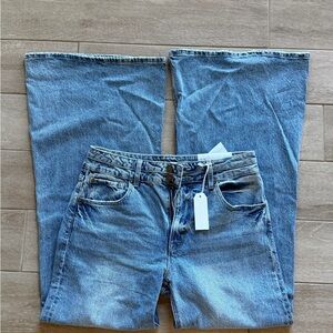 Flattering, light-wash wide leg pants, NWT, NO distressing